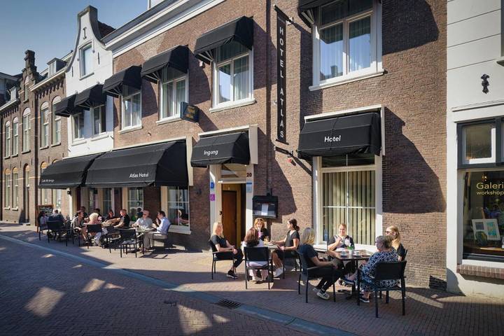 Hotel, mit Terrasse in Brielle