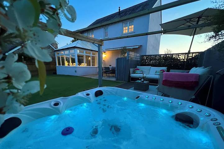 Cottage for 6 people, with balcony and garden as well as hot tub in Stoke Gabriel