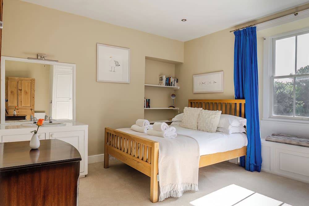 Trevornick Farm House- dog friendly with hot tub and tennis court near Newquay in Holywell Bay, Cornwall