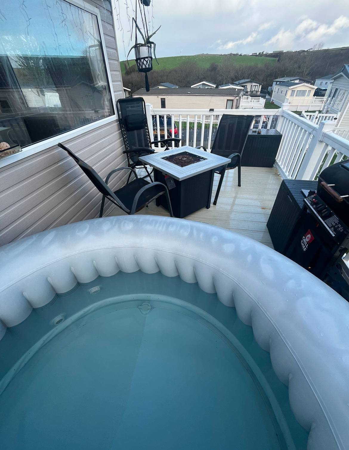 Cozy Newquay Lodge with Private Hot Tub, Cornish Countryside by the Sea in Newquay, Cornwall