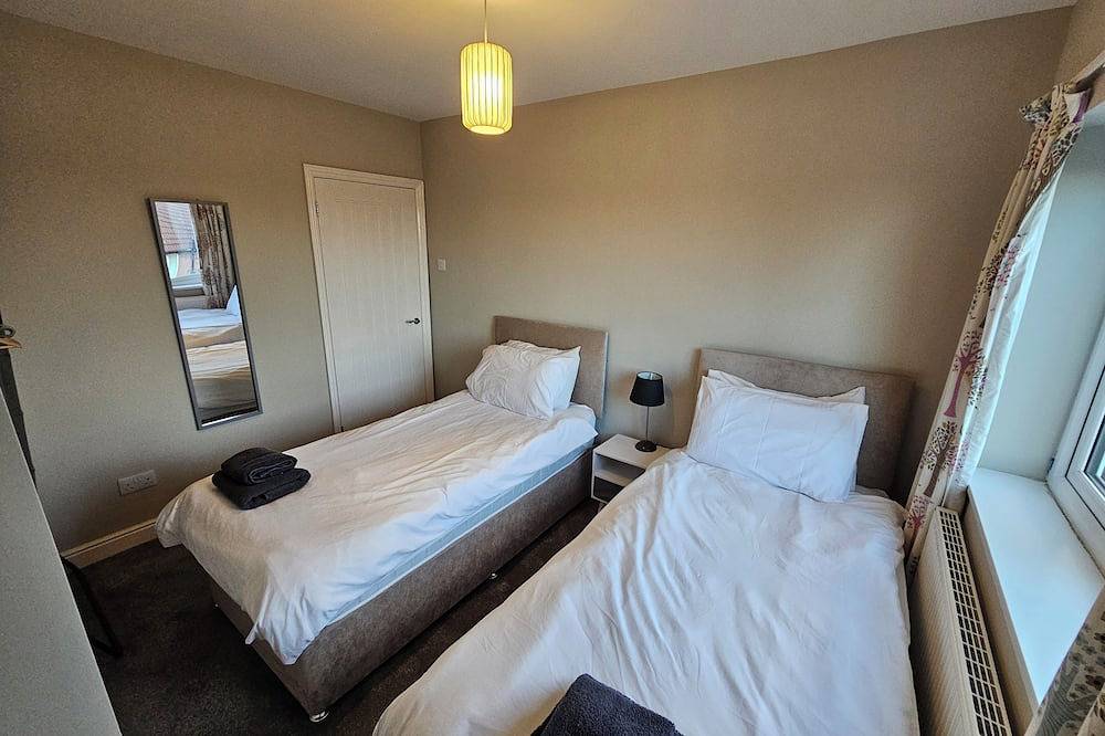 3 Bedroom with 6 x beds - Great location with free parking in Chesterfield, Derbyshire