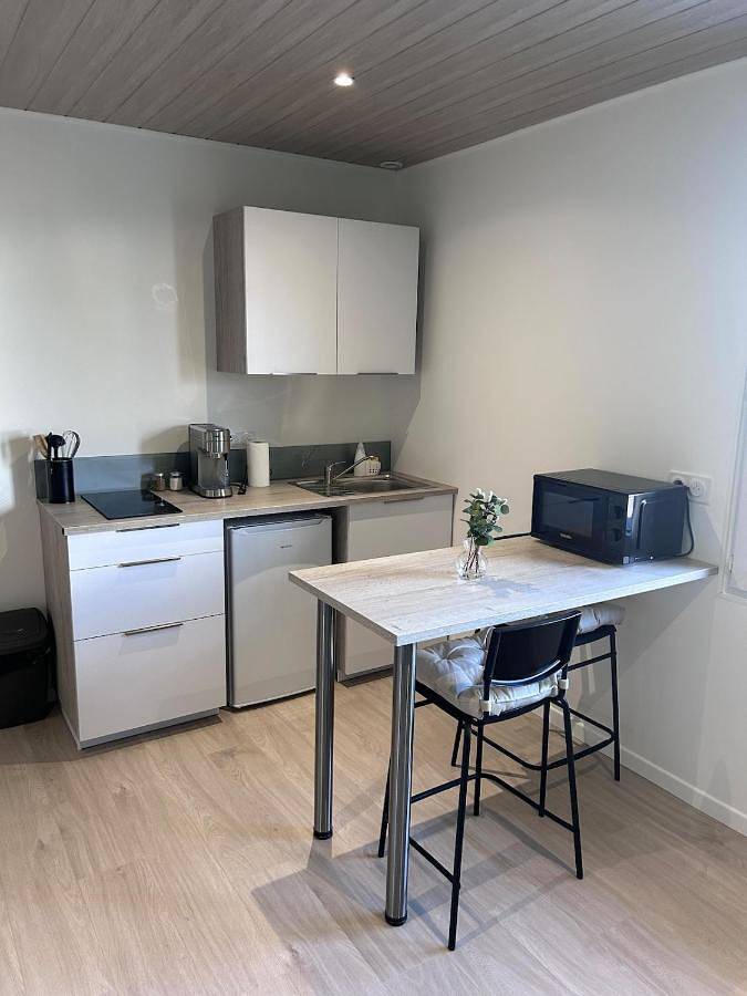 Appartement entier, One-Bedroom Apartment in Cournon-d'Auvergne, Région de Clermont-Ferrand