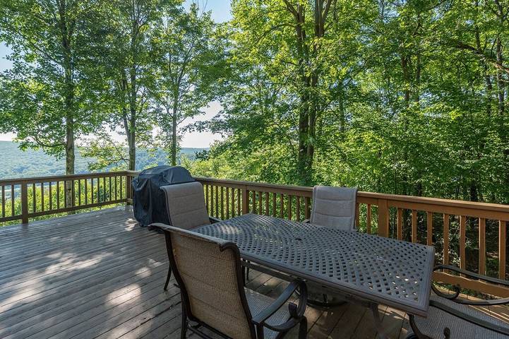 Vacation house for 14 people, with hot tub and pool as well as balcony in Maryland