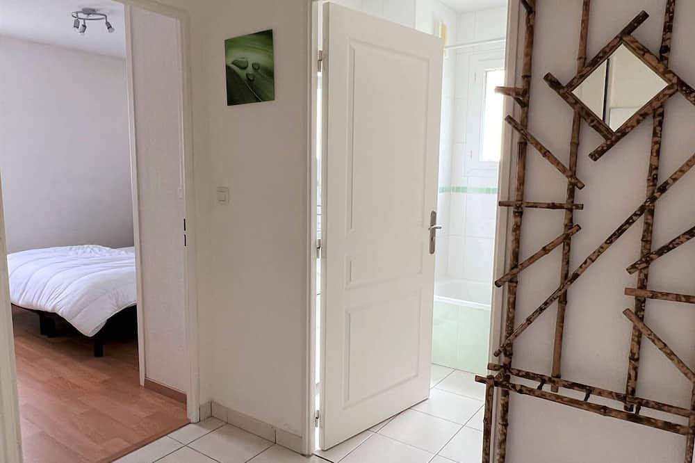 Entire apartment, Cozy 1-Bed Apartment with Terrace, Parking & Internet Near Thermal Baths in Cambo-les-Bains, Bayonne region