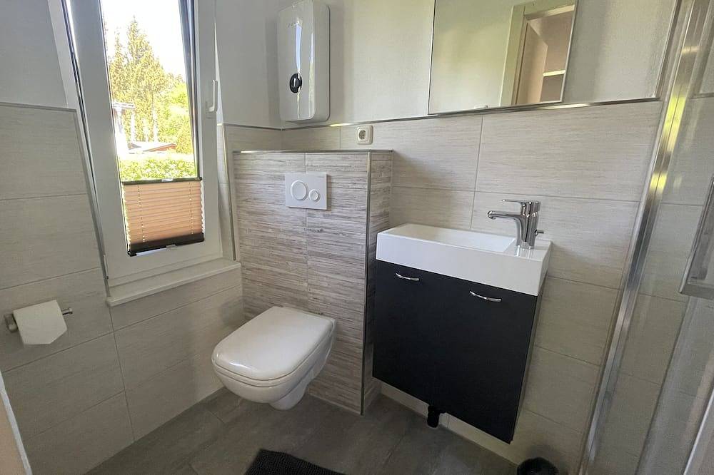 Familienfreundlicher Bungalow mit Kamin, Terasse, Grill in Neukalen, Kummerower See