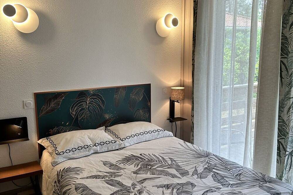 Entire apartment, Chalet Mavalear naturiste La Jenny - 4 people in Le Porge, Lesparre-Médoc region