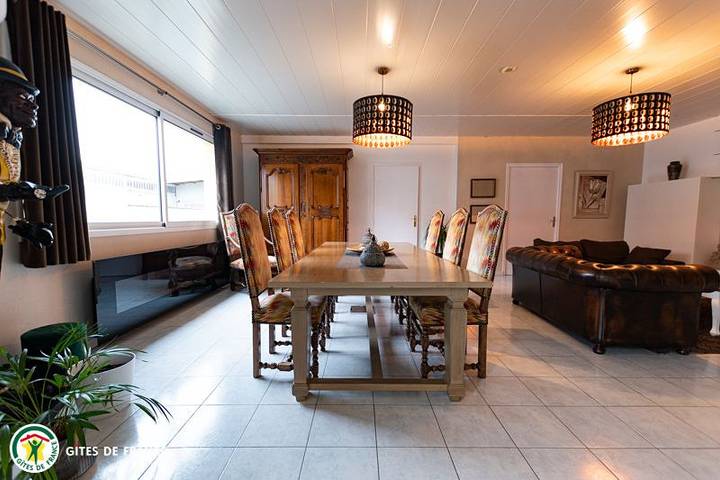 Gîte pour 7 personnes, avec Terrasse ainsi que Jardin et Sauna dans Saint-Gibrien