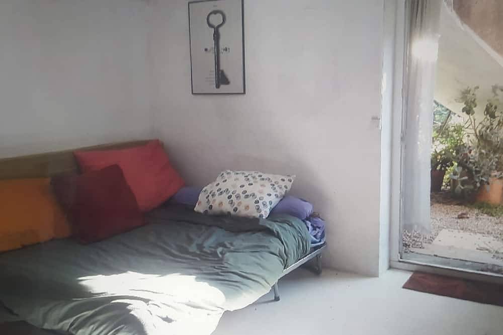 Entire apartment, Rental - Independent Apartment On The Ground Floor Of A House. in Théziers, Nimes region