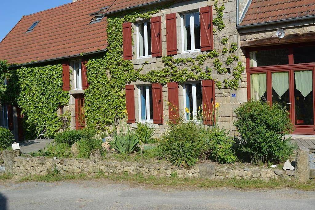 Six-Bedroom House in Saint-Médard-la-Rochette, Région d'Aubussargues