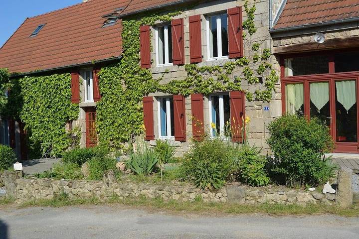 Gîte pour 15 personnes, avec jardin et terrasse à Saint-Médard-la-Rochette