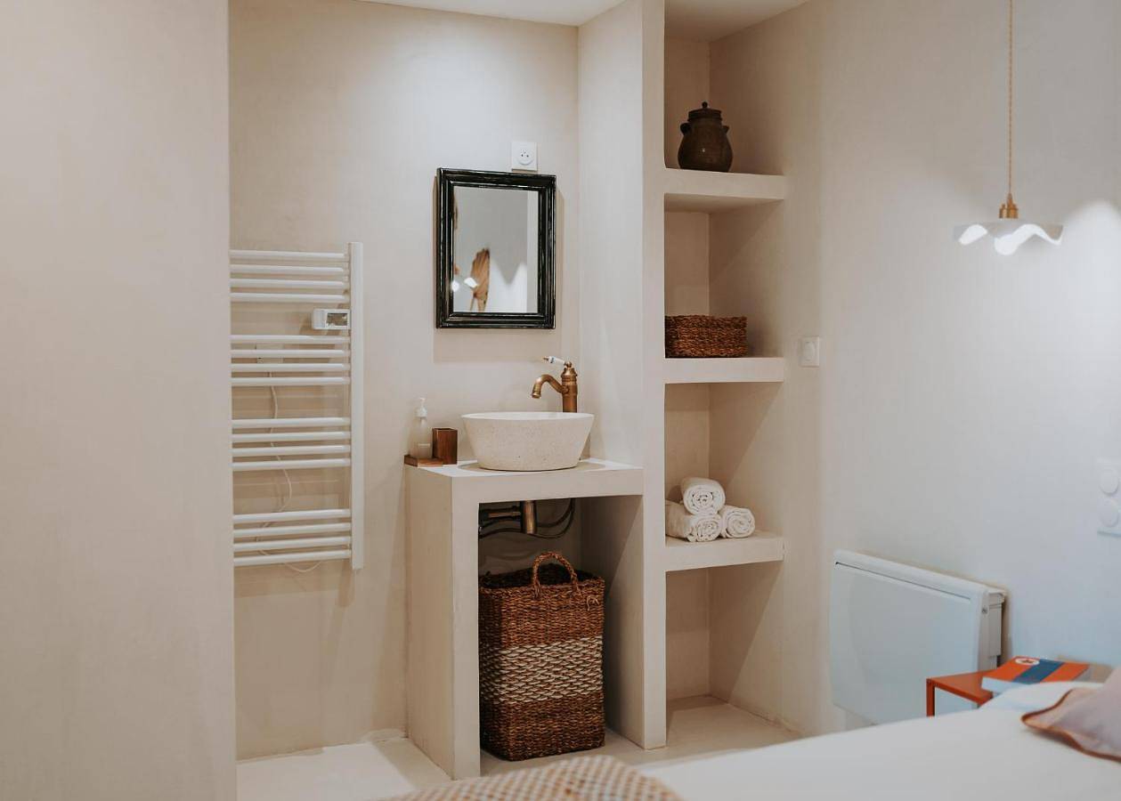 Appartement entier, One-Bedroom Apartment with Garden View in La Tour-d'Aigues, Parc naturel régional du Luberon
