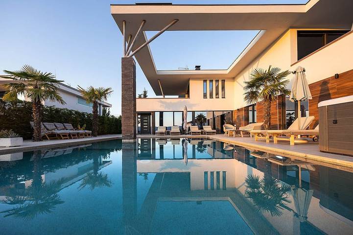 Ferienhaus für 10 Personen, mit Whirlpool und Sauna sowie Garten, mit Haustier auf Krk