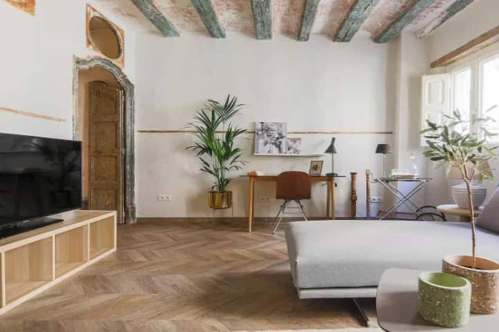 Entire apartment, Renovated 19th-Century Gem in City Centre in Barcelona Centre, Barcelona