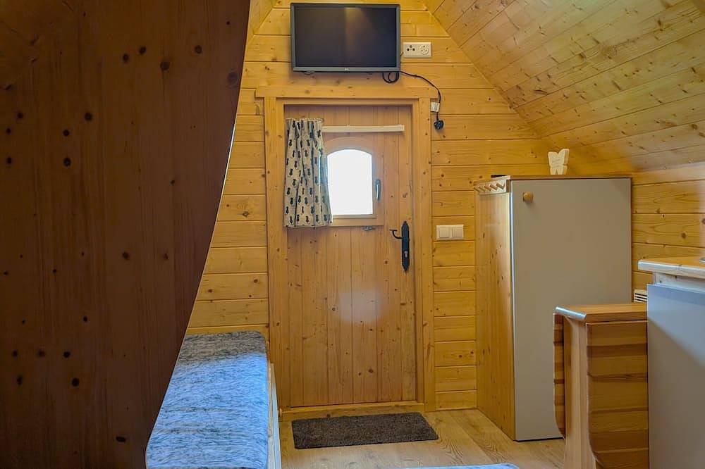 En Suite Glamping Pod, Sleeps 2 adults and 2 children, dog friendly. in Highlands