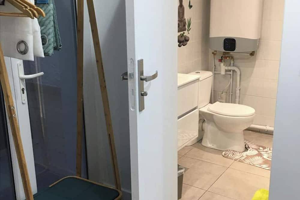 Entire apartment, Studio Tranquille. Independence, brand new, fully equipped, quiet, practical. in Maurepas, Yvelines