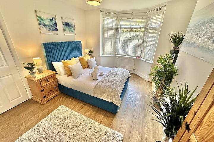 Large Four Bedroom - With Hot Tub and Parking - Sleeps 8 in Poole, Angleterre du Sud-Ouest
