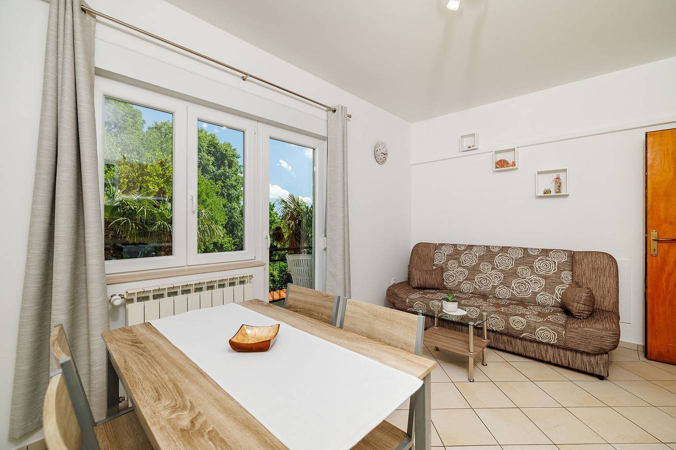 Ganze Wohnung, Charmantes Apartment nur 600 Meter zum Strand mit Meerblick, Holzkohlegrill, Wifi in Dramalj, Primorje-Gorski Kotar