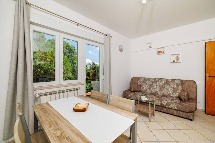 Ganze Wohnung, Charmantes Apartment nur 600 Meter zum Strand mit Meerblick, Holzkohlegrill, Wifi in Dramalj, Primorje-Gorski Kotar