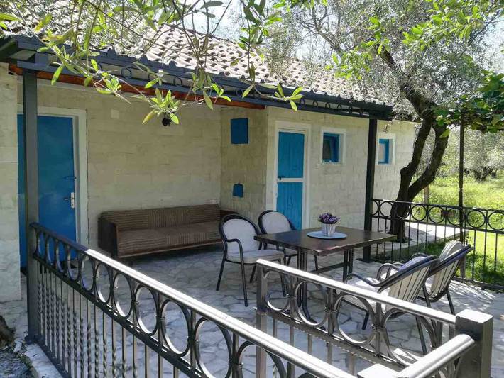 Bungalow für 4 Personen, mit Balkon/Terrasse und Garten sowie Ausblick in Montenegro