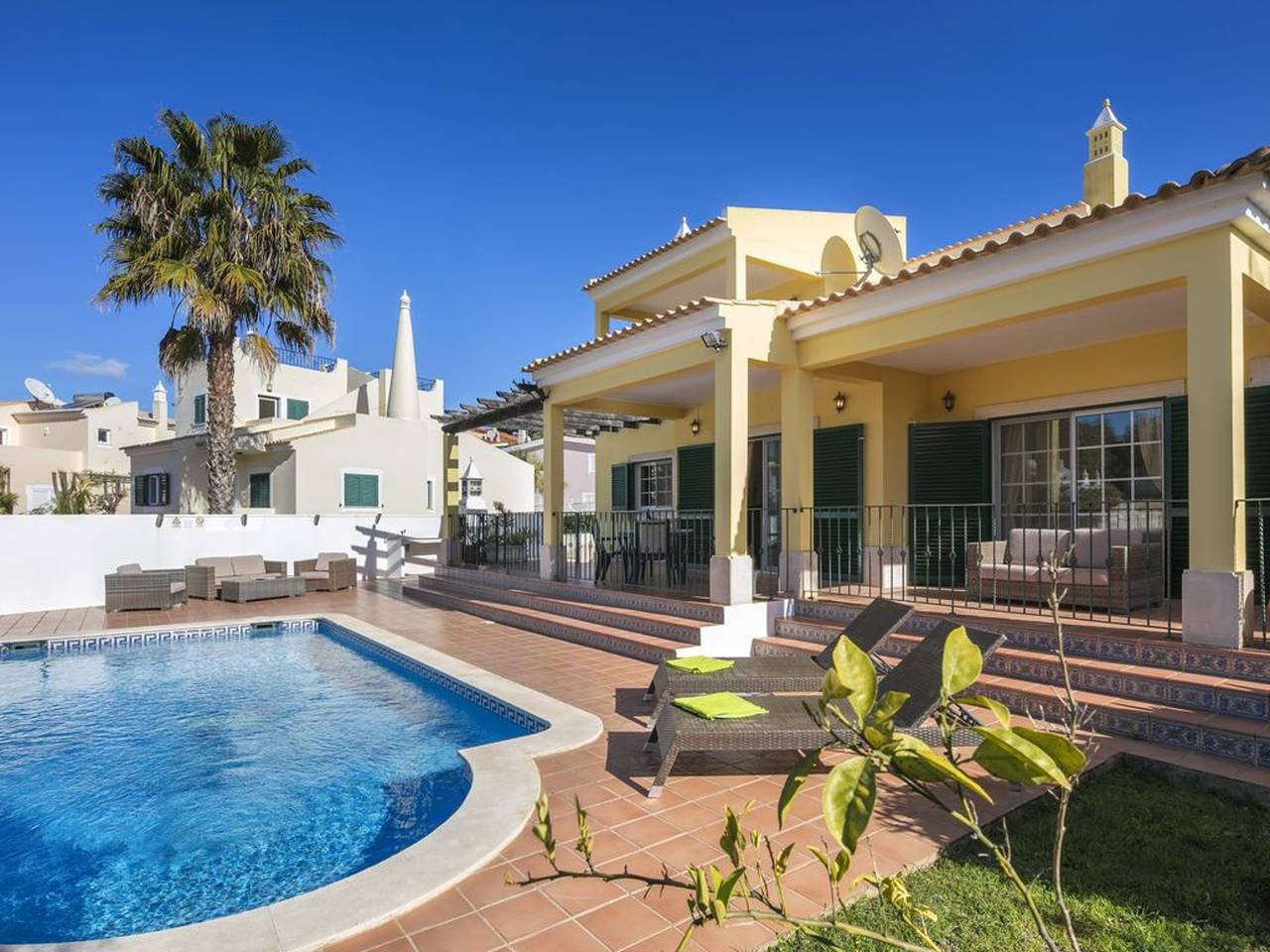 Villa für 6 Personen mit Balkon in Estômbar, Lagoa