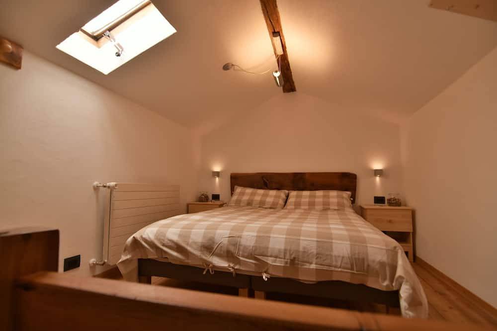 Ganze Wohnung, Design-Wohnung in einem alten Gebäude im Zentrum von Chiavenna in Kleven, Bernina-Alpen