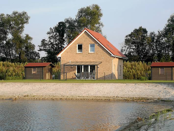 Ferienhaus für 7 Personen, mit Terrasse und Garten sowie Pool und Seeblick in Walchum