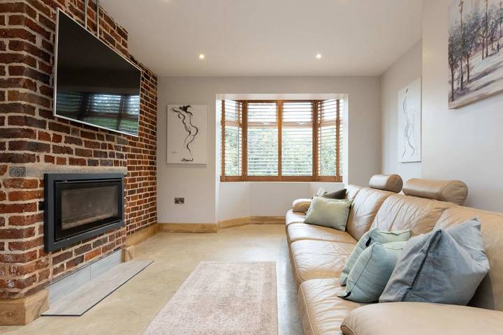 Spacious 4-Bed Near City & Sea in Hunston, West Sussex