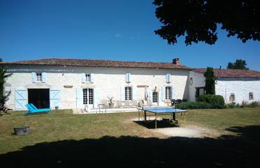 Gîte pour 9 personnes, avec piscine ainsi que jardin et terrasse à Corme-Écluse