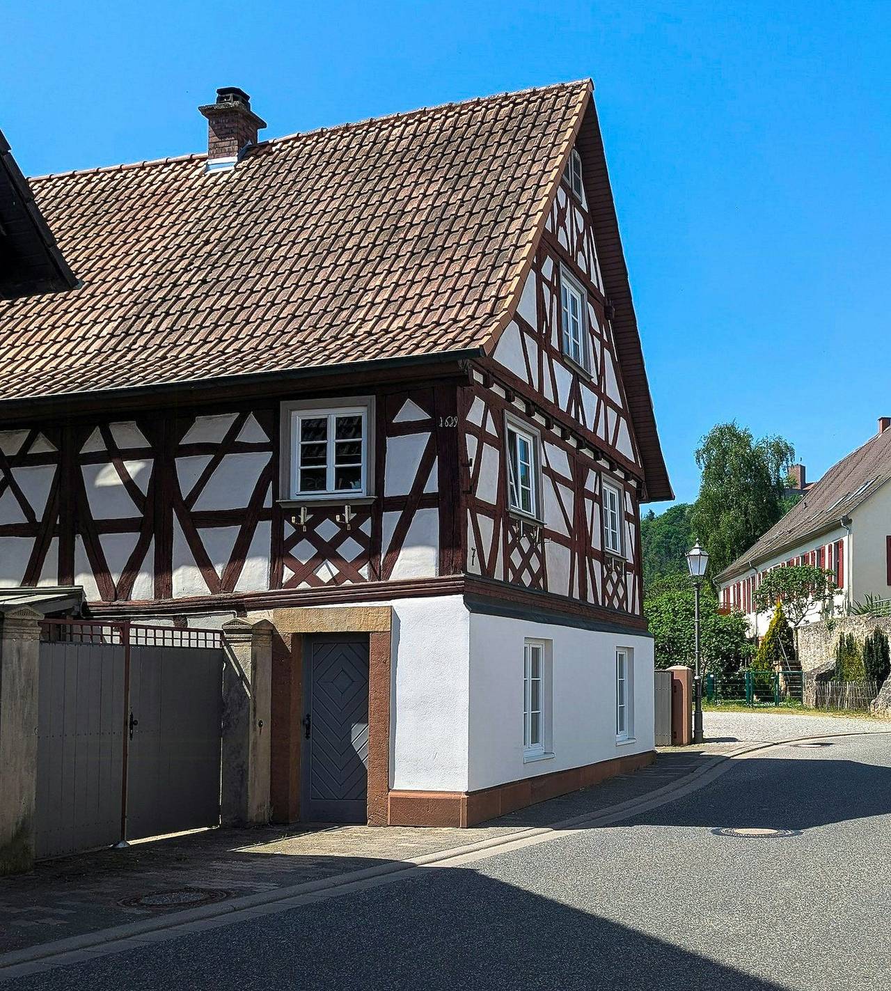 Denkmalgeschütztes Haus am Pfälzerwald in Klingenmünster, Trifelsland