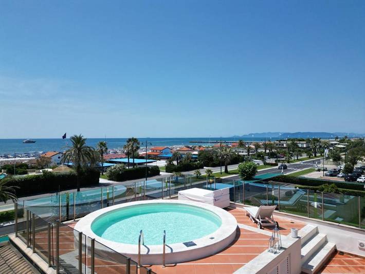 Apartamento para 8 personas, con Balcón y Terraza además de Piscina y Vistas en Forte dei Marmi