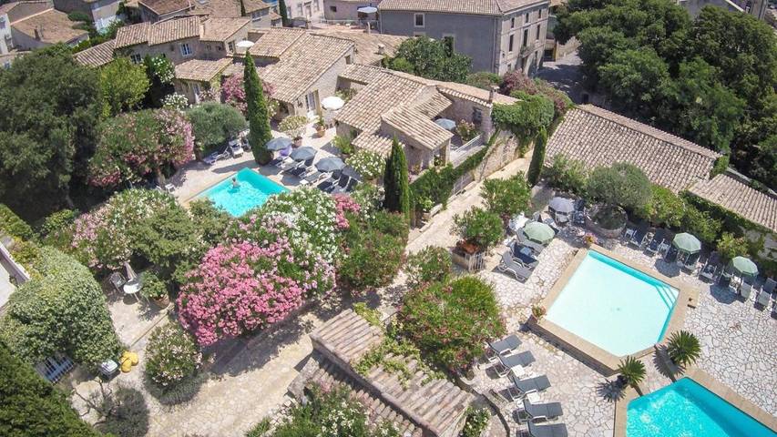 Hôtel pour 2 personnes, avec piscine ainsi que bassin pour enfant et jardin à Cabrières (Gard)