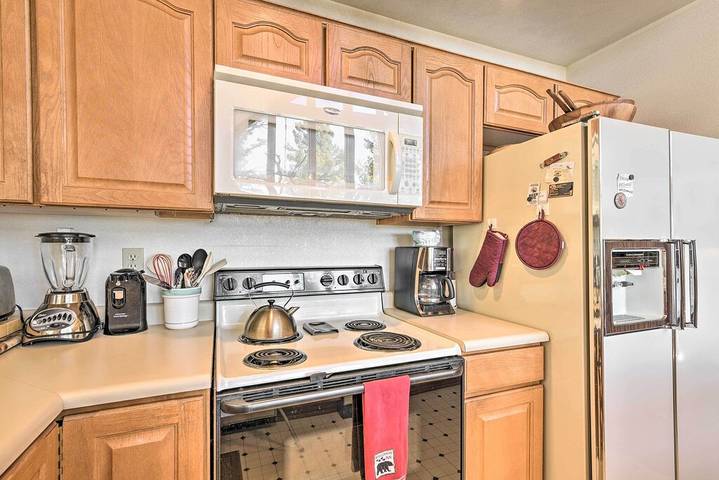 Log cabin for 10 people, with terrace and yard as well as hot tub in Angel Fire