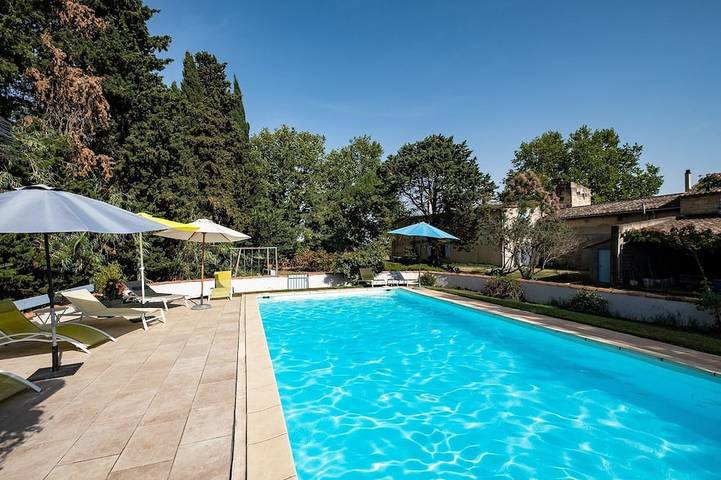 Location de vacances pour 4 personnes, avec Terrasse ainsi que Jardin et Piscine dans 