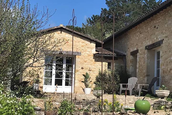 Gîte pour 2 personnes, avec piscine et jardin, animaux acceptés