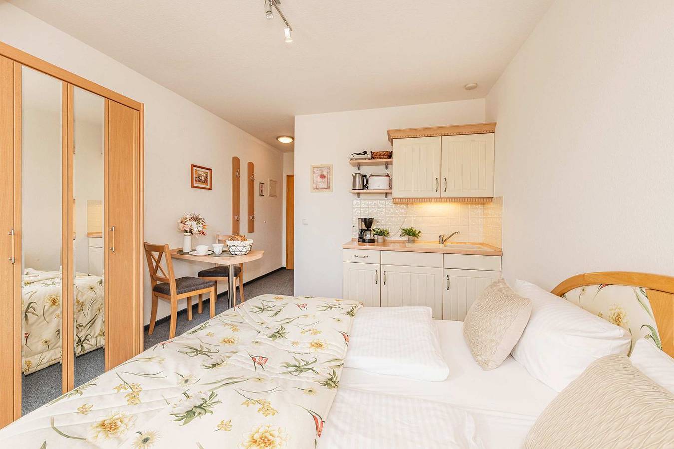 Ganze Wohnung, Charmante Ferienwohnung für zwei mit Sauna & Ruheraum in Loddin, Bernsteinbäder