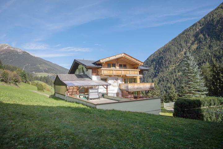 Ferienwohnung für 5 Personen, mit Balkon und Terrasse sowie Garten und Ausblick in Neustift im Stubaital