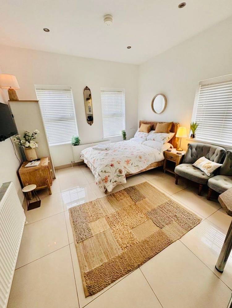 Entire studio, 1 Bed Flat - Sleeps 2 - Parking - Garden in County Londonderry