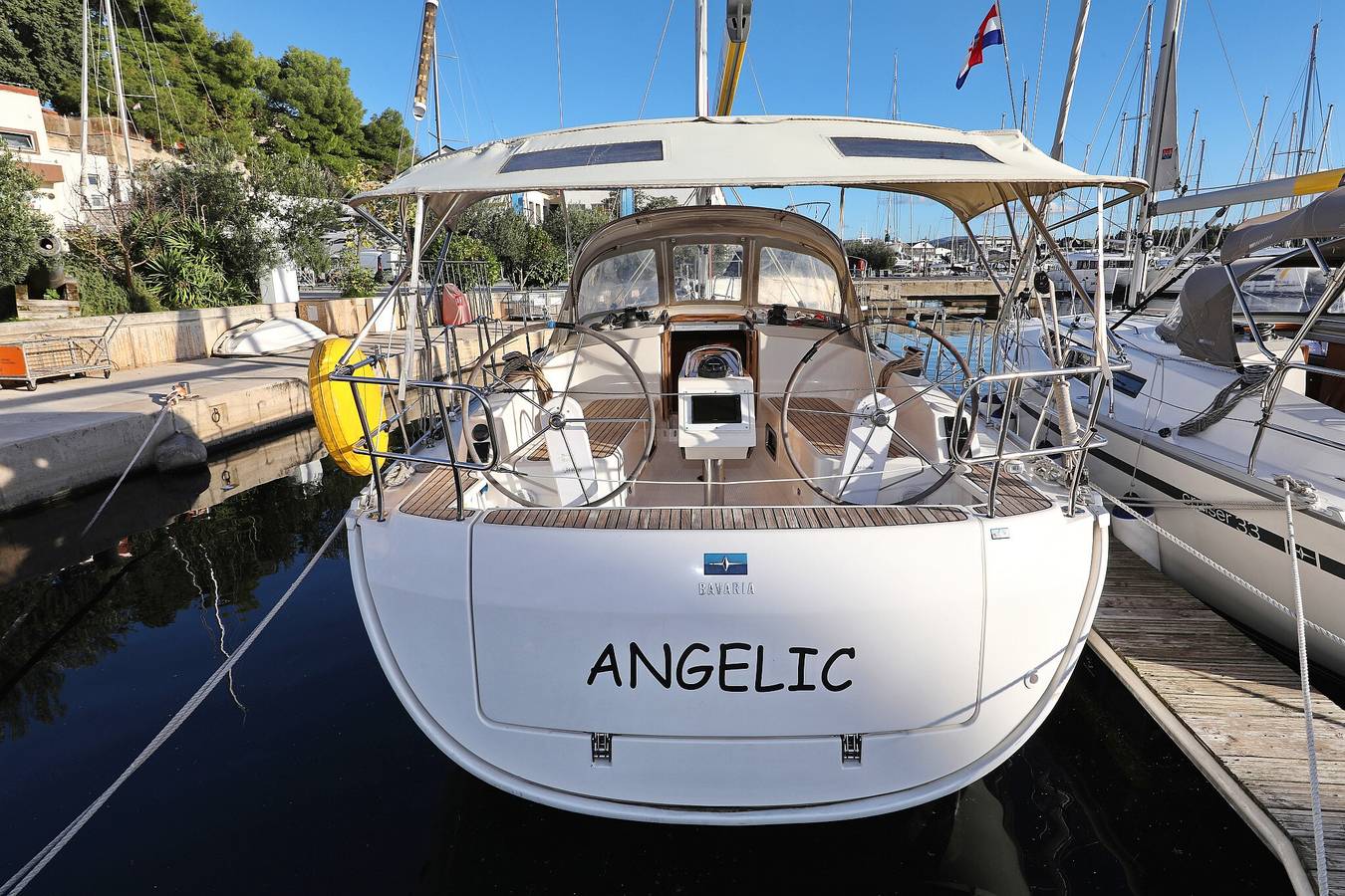 Boat for 4 people with hot tub in Vancouver, British Columbia