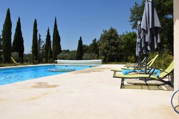 Gîte pour 2 personnes, avec vue ainsi que jardin et piscine à Mormoiron