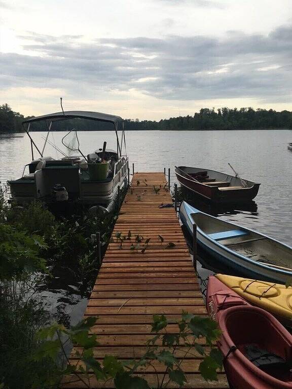 Friedliches, unberührtes Seeufer Blockhaus am großen Strand mit klaren Wasser in Vilas County