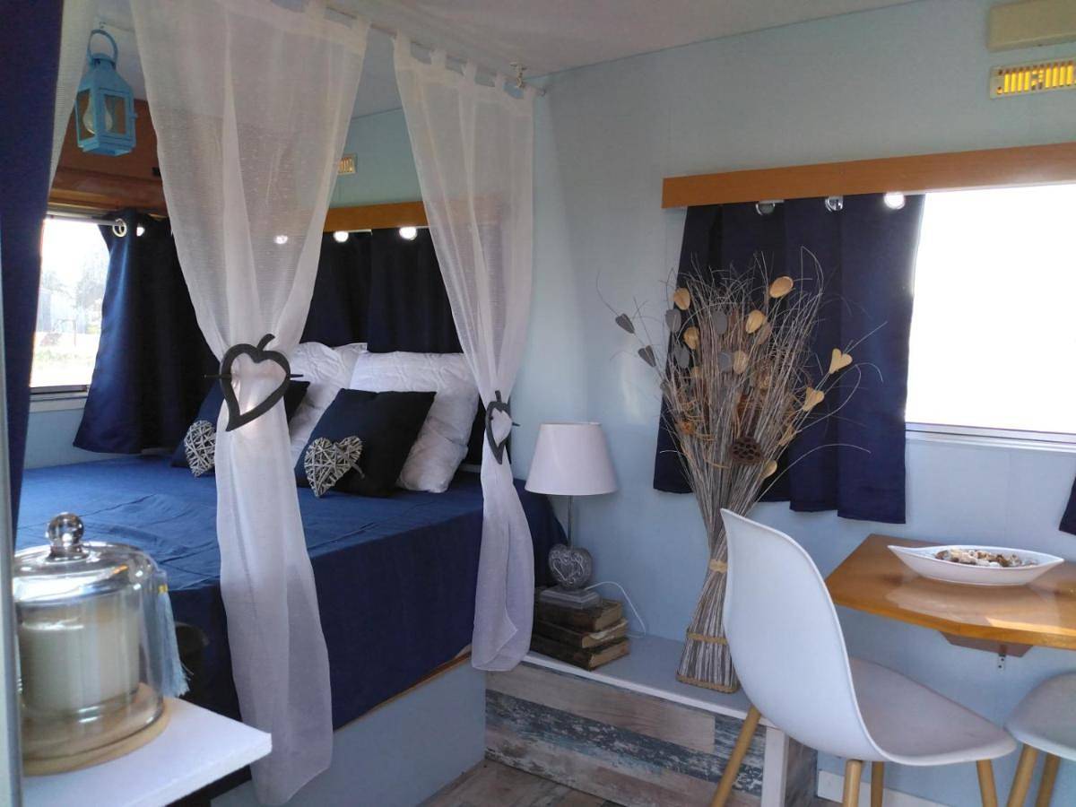 Caravane romantique " La Seventies" avec jacuzzi privatif in Lapalisse, Région de Vichy