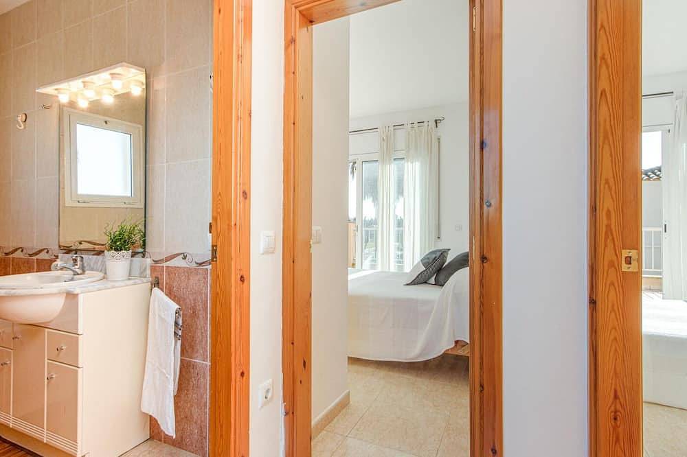 Casa con Jardín Privado, 3 Habitaciones, Terraza y Garaje en Sant Pere Pescador in San Pedro Pescador, Alt Empordà