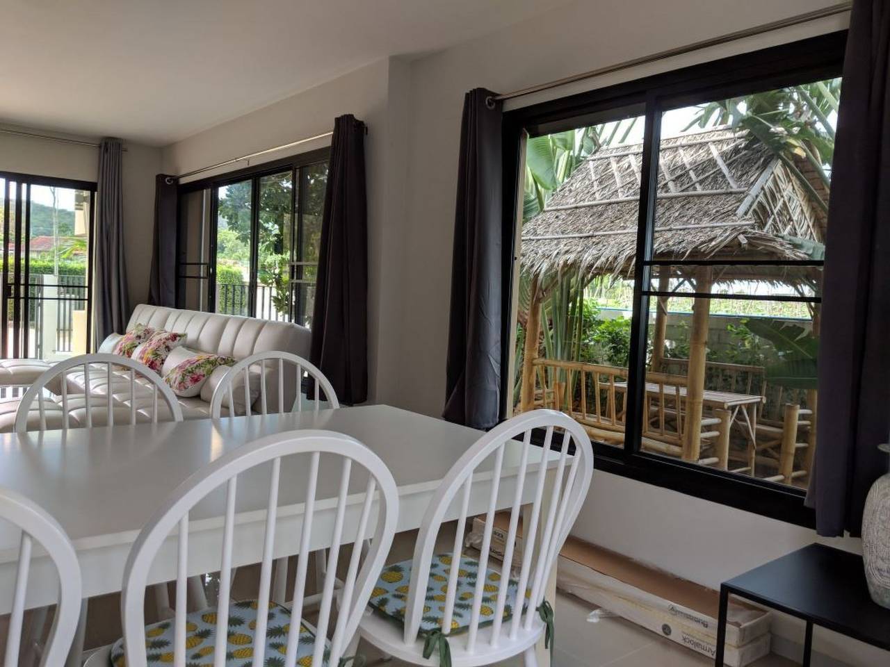 Moderne Ferienvilla zwischen Hügeln und Meer in Prachuap Khiri Khan