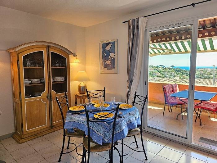 Location de vacances pour 5 personnes, avec vue sur l’océan ainsi que terrasse et piscine dans Golf Bluegreen Sainte-Maxime - 3