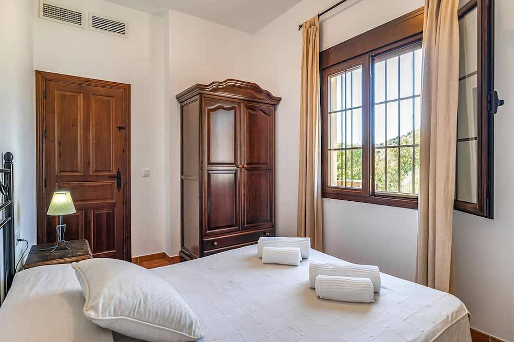 Lovely home in Minas del Castillo de in Minas del Castillo de las Guardas, El Castillo de las Guardas