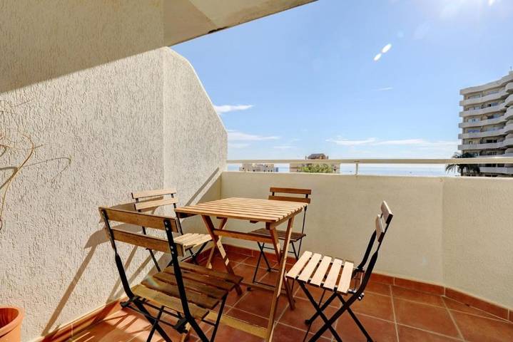 Entire studio, 'Benal Beach Seaview Studio 065' with Shared Pool & Wi-Fi in Torrequebrada, Benalmádena