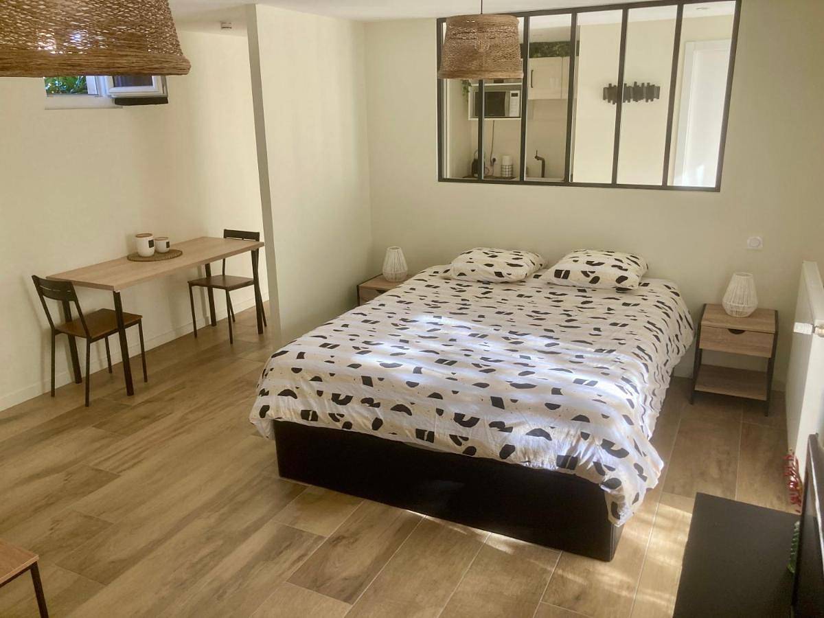 Appartement entier, Studio indépdendant dans un parc verdoyant avec piscine in Andrézieux-Bouthéon, Montbrison