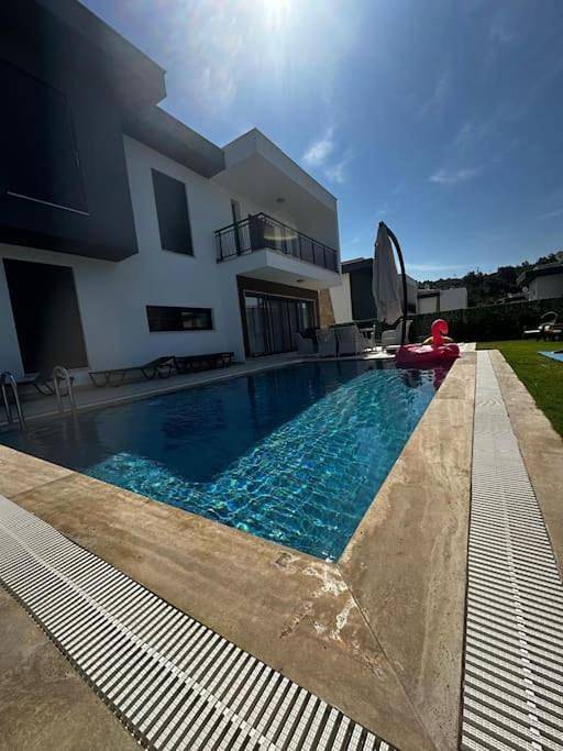 Villa pour 6 personnes, avec piscine et jardin, animaux acceptés à Kusadasi