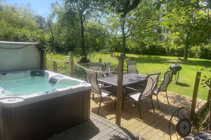Glamping for 6 people, with garden and balcony as well as hot tub, with pets in Harrogate