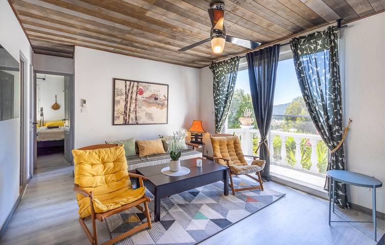 Appartement mit Poolterrasse, WiFi und Parkplatz in La Crau, Mittelmeerküste (Frankreich)